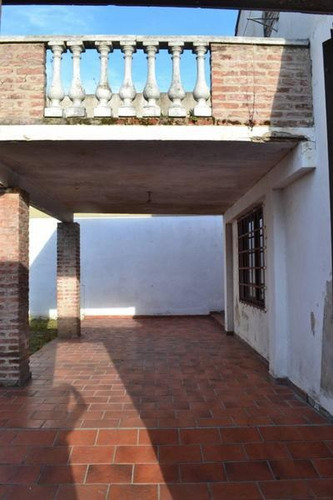 Imagen 11 de 18 de Casa Chalet En Venta - Zona Castelar Norte - A Reciclar - Oportunidad - Proximo Estacion -