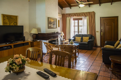 Casa En Venta En Cantegril- Ref: 3670