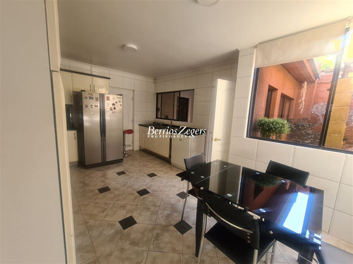 Casa En Venta De 5 Dorm. 3 Baños Mas Servicios En Las Condes