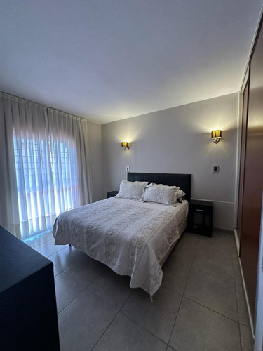 Casa En Venta De 3 Dormitorios Con Amplio Terreno En Barrio Alejandro Centeno