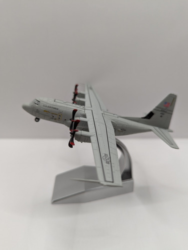 Avión A Escala De Metal Hercules C-130 1:200 Con Base Colecc
