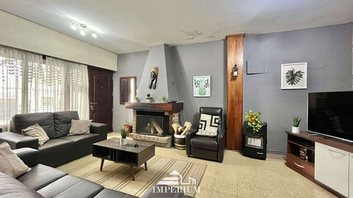 Casa De 2 Dormitorios, 2 Baños Y Garaje En Parque Batlle
