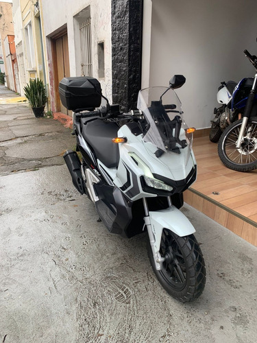 Imagem 3 de 8 de Honda Adv