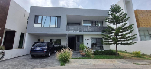 Casa En Venta Con 5 Recámaras Con Baño, En Sierra Nogal