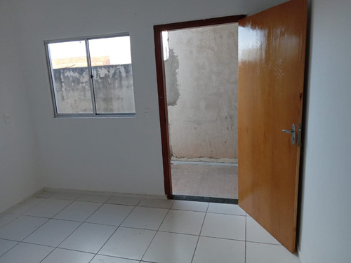 Duas Casas Germinadas Com 4 Cômodos, Garagem, Quintal E Lavanderia