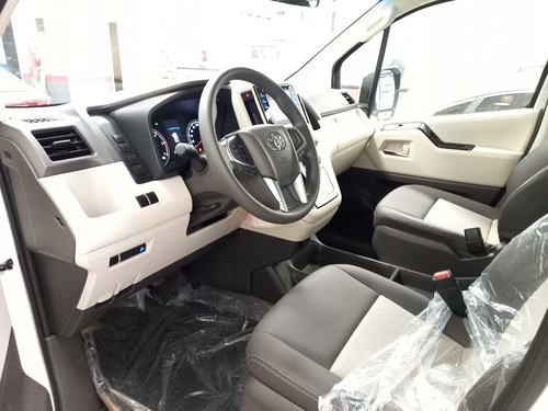 Imagen 3 de 15 de Toyota Hiace 2.8 Tdi Commuter 6at 14a Ideal Para Tu Empresa
