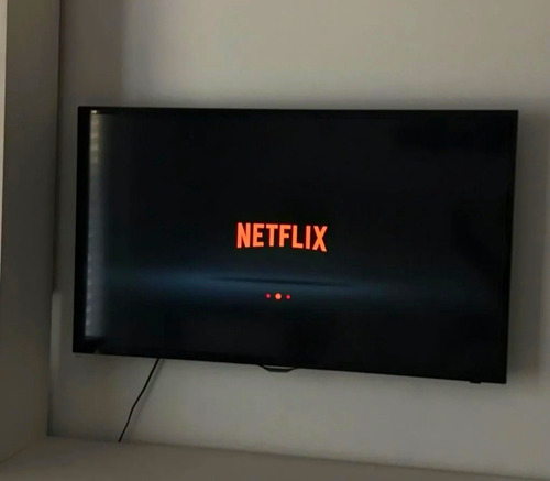 Imagen 1 de 10 de Smart Tv Samsung 40 - Va Con Soporte De Pared Y Mouse