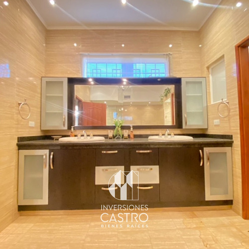 ¡bajó De Precio! En Venta: Exclusiva Casa Con Acabados De Lujo, Amoblada Y Lista Para Mudarse. Ubicada En Urb. Villa Granada C.r. Granada Hills. Circuito Cerrado Y Vigilancia Las 24hrs.