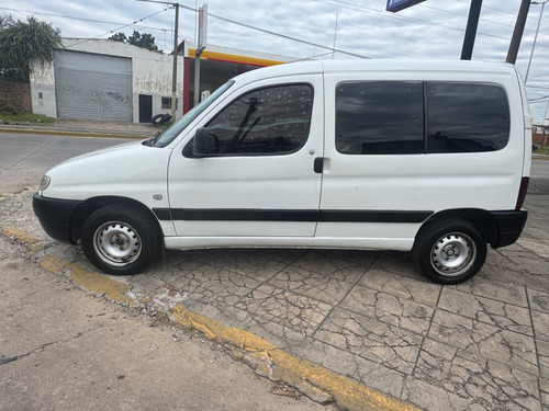Peugeot Partner 1.4 nafta confort vidriados con asientos ,porton lateral