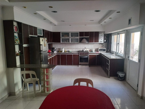 Casa En Venta - 4 Dormitorios 3 Baños Patio Terraza  - 265mts2 - Pompeya