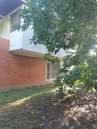 Las Mercedes Con Valle Arriba Venta Casa 800 M2 De Construccion Aproximadamente 2.000 M2 De Terreno Para Remodelar Con Excelente Ubicacion Y Hermosa Vista Al Avila