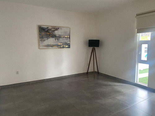 Casa En Venta A Pie De Calle En Residencial El Refugio, Querétaro