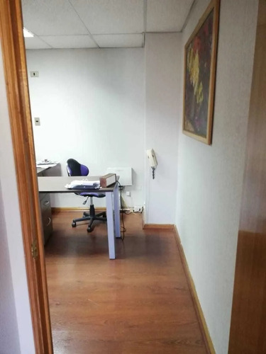 Imagen 5 de 11 de Oficina Con Tres Privados Y Dos Baños En La Concepción