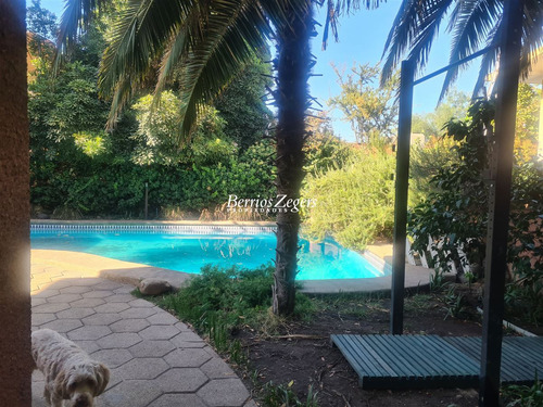 Casa En Venta De 5 Dorm. 3 Baños Mas Servicios En Las Condes