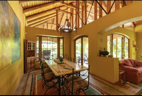 Casa Chilena Venta De 6 Dorm., 5.200mts2, Piscina, En Colina