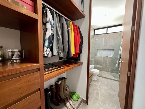 Casa En Venta En Mérida. Priv. Parque Natura En Esquina Y Alberca, Con Paneles