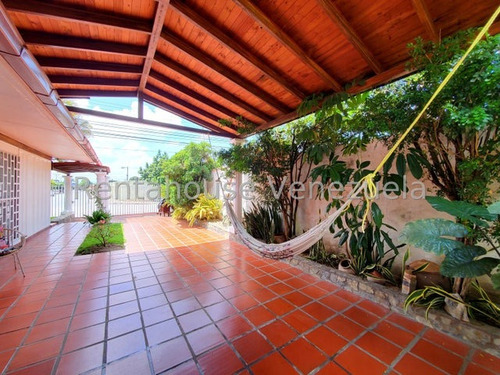 Amplia Y Confortable Casa En Venta Urb. Fundación Mendoza, Maracay 25-6542 Hc