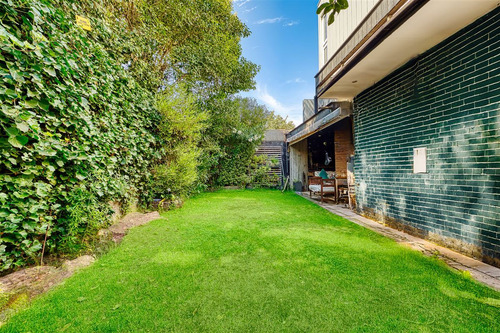 Moderna Y Eficiente Casa En Las Condes, Sector Residencial