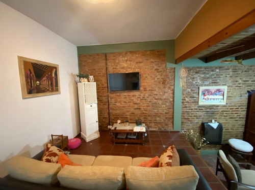 Imagen 4 de 19 de En Venta Casa 5 Amb Con Cochera Y Amplio Fondo Libre Con Pileta En Rdios De Escalada (138)