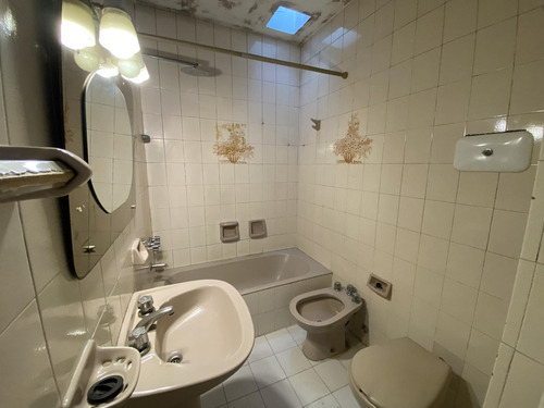 Venta - Casa - Monte Castro - Apto Credito - Lote Propio - 6 Ambientes - Cochera - Permuta