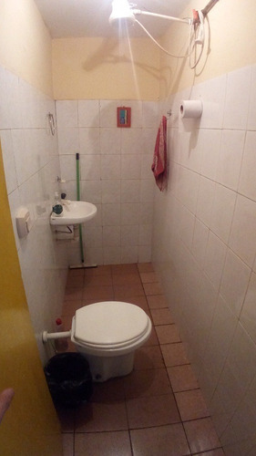 Loja De 90m², A Loja Possui Um Banheiro E Um Cômodo. - 2321