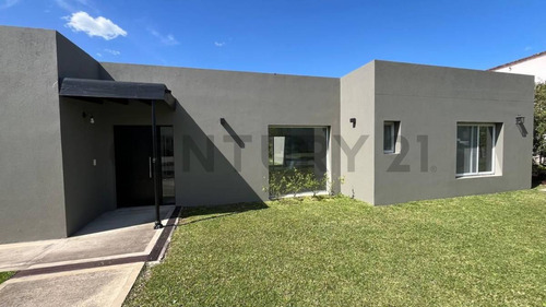 Venta Nueva Casa 4 Amb Con Jardín Y Pileta En Barbarita