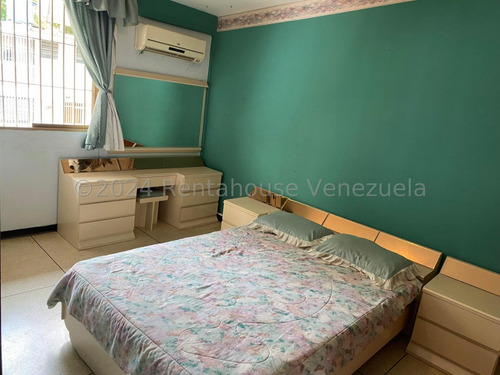 Ms: 24-22493 En Venta Amplia Casa En La Urb. Horizonte. A=275m2, 4h, 3b, 1p.