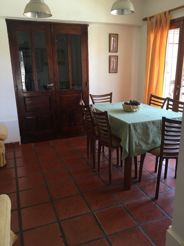 Imagen 3 de 14 de Vendo Casa En Urca 4 Dorm. Frente A Plaza !!