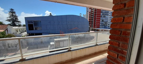 Imagen 3 de 9 de Apartamento En Venta Anual De 1 Dormitorio Y Medio Con Cochera En Peninsula - Punta Del Este