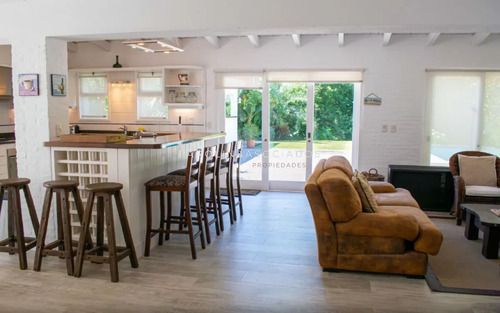 Hermosa Casa En Venta De 5 Dormitorios En Solanas, Punta Del Este.