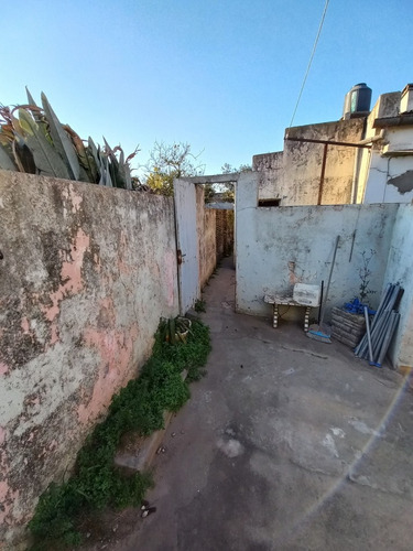 Inmueble Con Dos Viviendas En General Rojo