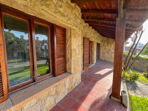 Casa En Punta Mogotes 3 Dormitorios Sobre Lote Propio