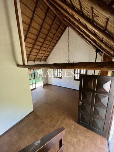 Venta De Casa En Altos Del Pinar, 4 Dormitorios Y 2 Baños