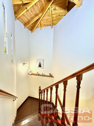 Casa Impecable Desarrollada En Dos Plantas, 3 Dormitorios, Patio, Garage, Terraza