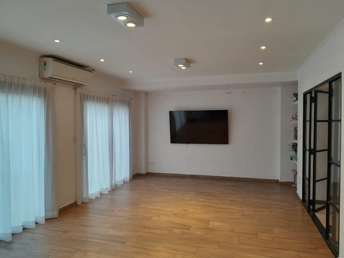 Casa En Venta - 4 Dormitorios 2 Baños - 469mts2 - Suipacha