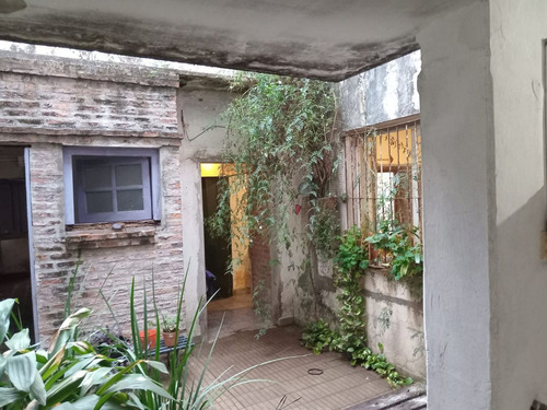 Casa Centrica, Dos Plantas, Garage, Amplio Patio.