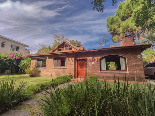 Espectacular Casa En Venta En Jardines De Córdoba, Ideal Para Vivir Todo El Año!- Ref: 2147