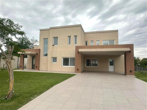 Exelente Casa En Venta Con Piscina