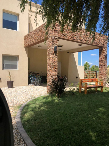 //casa En Venta En Barrio Haras Del Sur