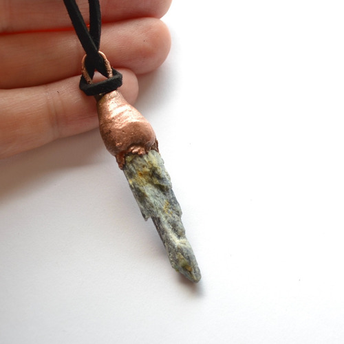 Imagen 4 de 4 de Collar Para El Signo De Tauro, Dije De Piedra Cianita Azul