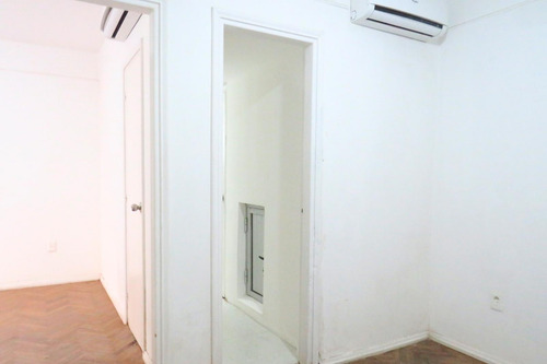 Venta Apartamento De Un (1) Dormorio Con Renta. Ciudad Vieja. Renta Anual 7%