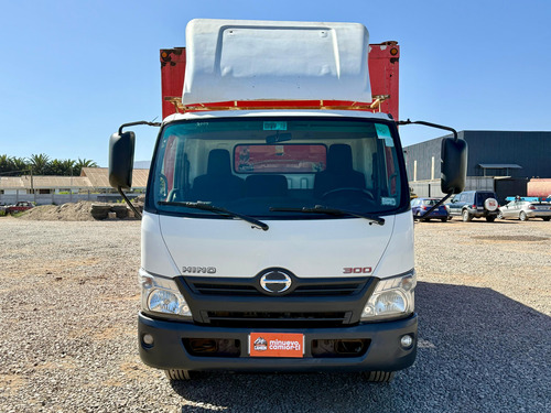 2017 Camión Hino Xzu 8.5 Sl Con Furgon Cerrado Y Plataforma
