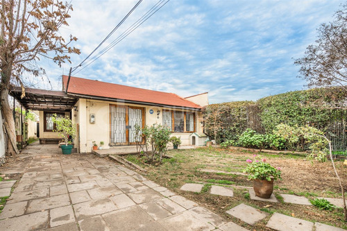 Casa En Venta De 3 Dorm. En Las Condes