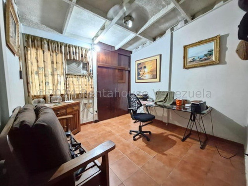 Gbf 25-2823 Vendo Encantadora Casa Con Terreno Barrio Sucre Oportunidad Única Llame Ya.