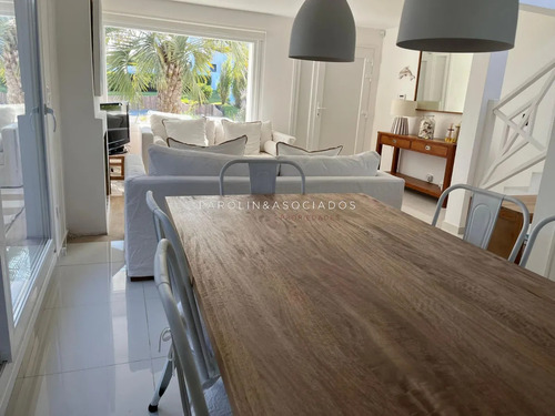 Hermosa Casa En Venta En Montoya A Solo Pasos De La Playa, Punta Del Este.