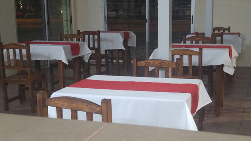 Sillas De Madera Para Bares Pizzerias Boliches Hay Stock