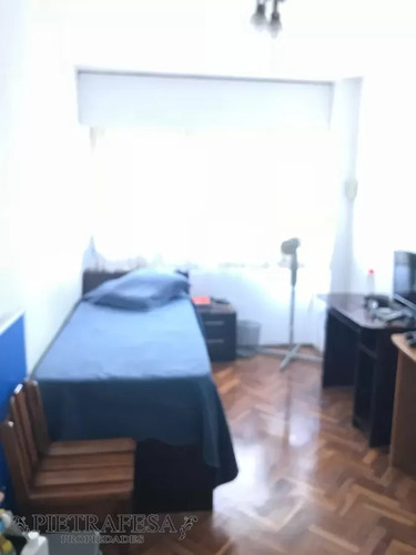 Apartamento En Venta, 4 Dormitorios, 2 Baños, Terraza-lavadero, -colonia-centro