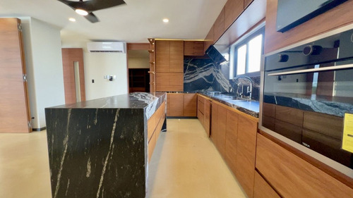 Residencia De Lujo En Venta Ubicada En La Privada Bosques De Altabrisa, Merida.