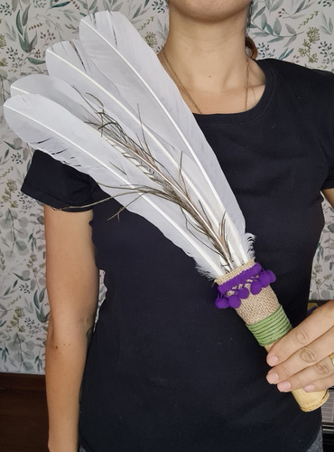 Imagen 5 de 5 de Abanico Chamánico Esmeral Tamaño M (plumas Pavo Y Pavo Real)