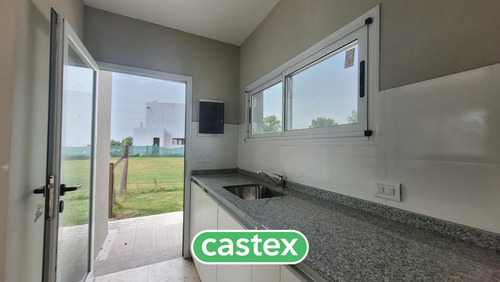 Casa A La Venta Con Salida A Laguna En El Cantón, Escobar